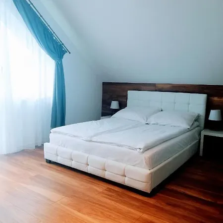 D.w. Julia Homestay *